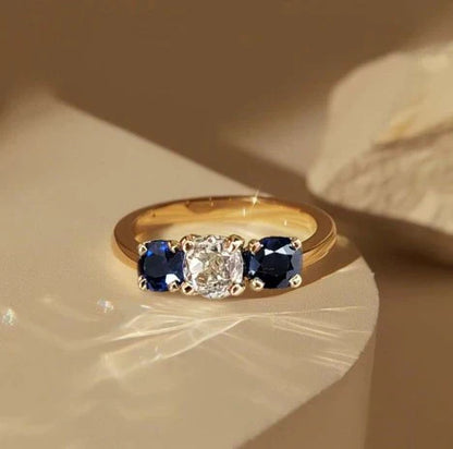 1+1オファー: ゴールド三石クッションカット ホワイト＆ブルーサファイア結婚指輪（レディース）＋ ラウンドカット・ホワイトサファイアのゴールドネックレス