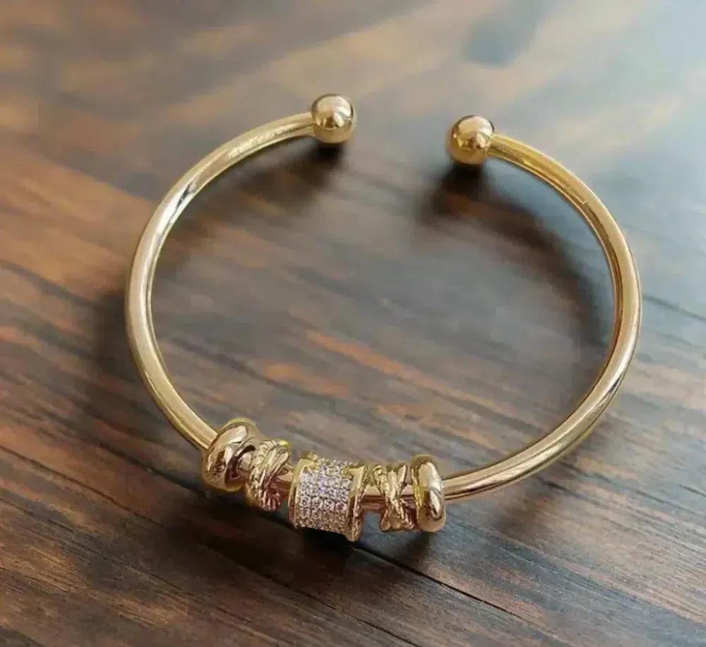 金色のチャーム付きの調節可能なブレスレット
