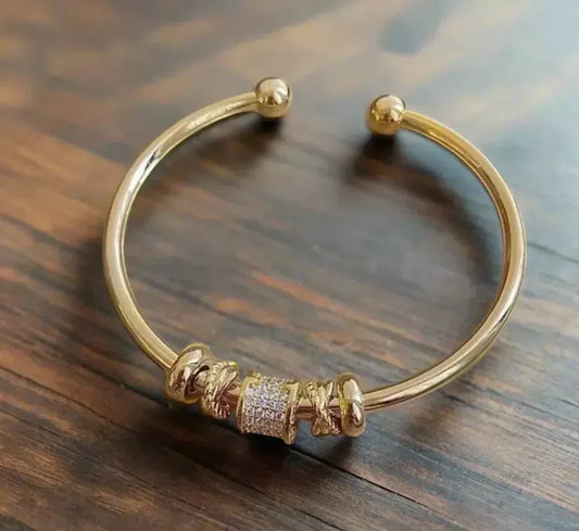 金色のチャーム付きの調節可能なブレスレット