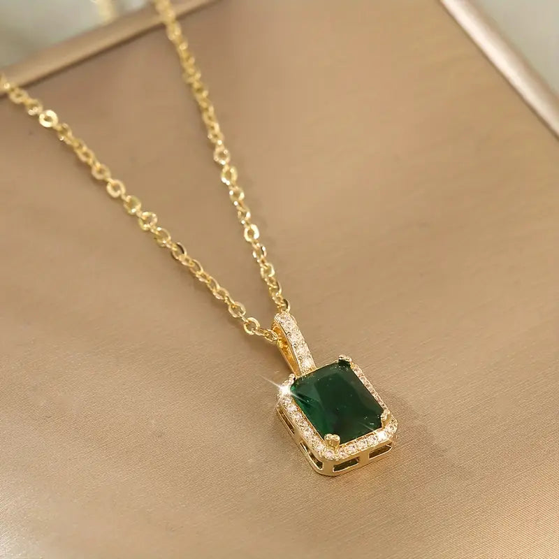 ゴールドのエメラルド レクタングル ヘイロー ネックレス