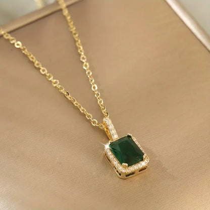 ゴールドのエメラルド レクタングル ヘイロー ネックレス