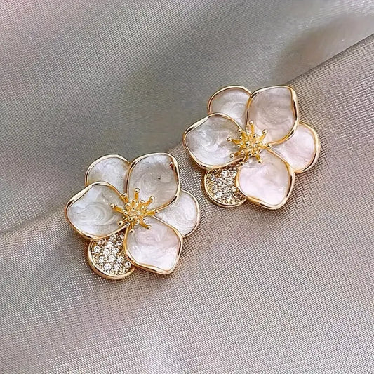 花モチーフをあしらった繊細な銀製イヤリング