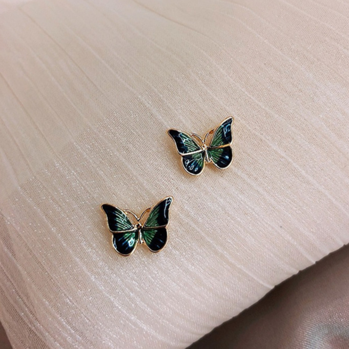 金色の手描き蝶のピアス