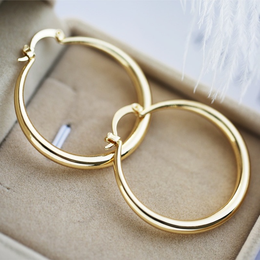 金色のフープピアス
