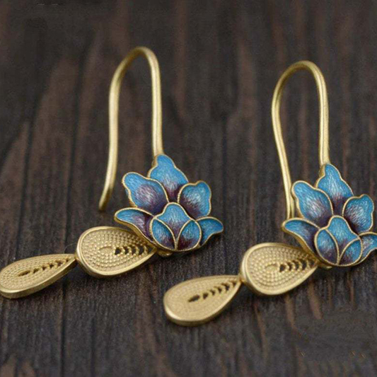 金色のボヘミアン風ブルーロータス ピアス