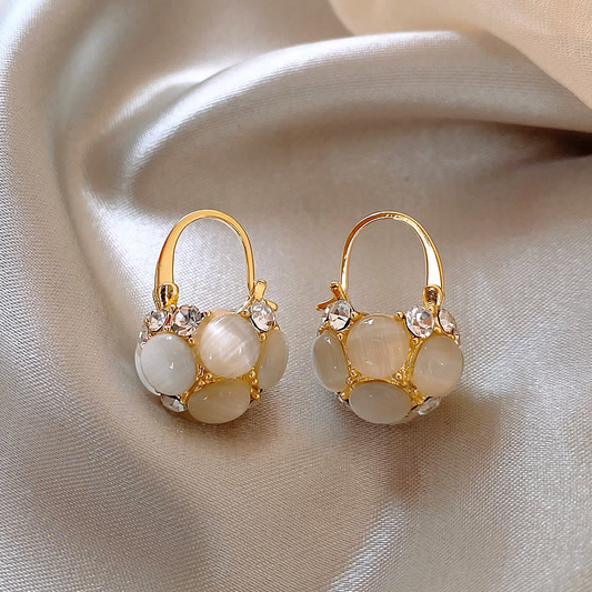 金色のクリスタルをあしらった真珠ピアス