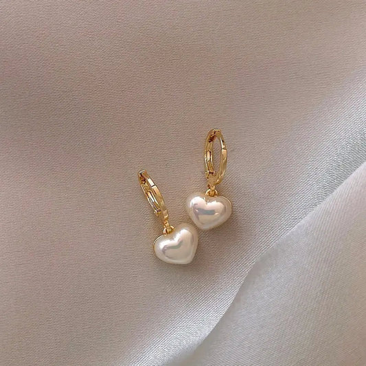 金色のハート型パールドロップピアス
