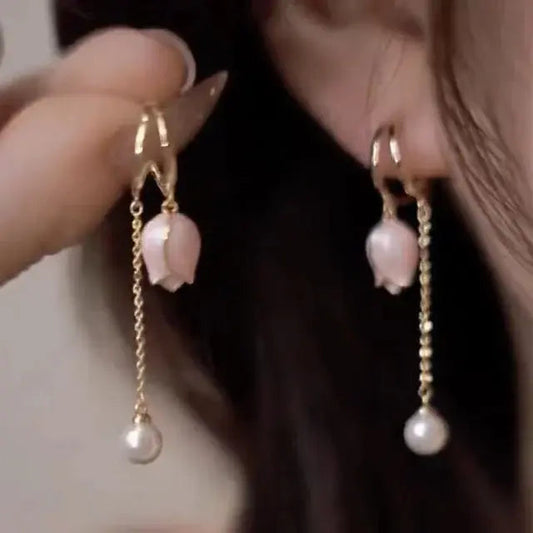金色の花モチーフ パールドロップピアス