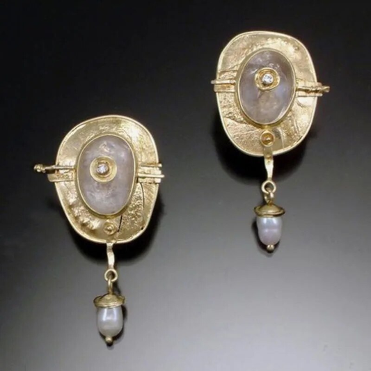 金色のボヘミアン風パール入りピアス