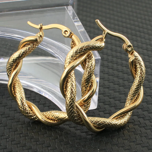 金色の編み込みピアス