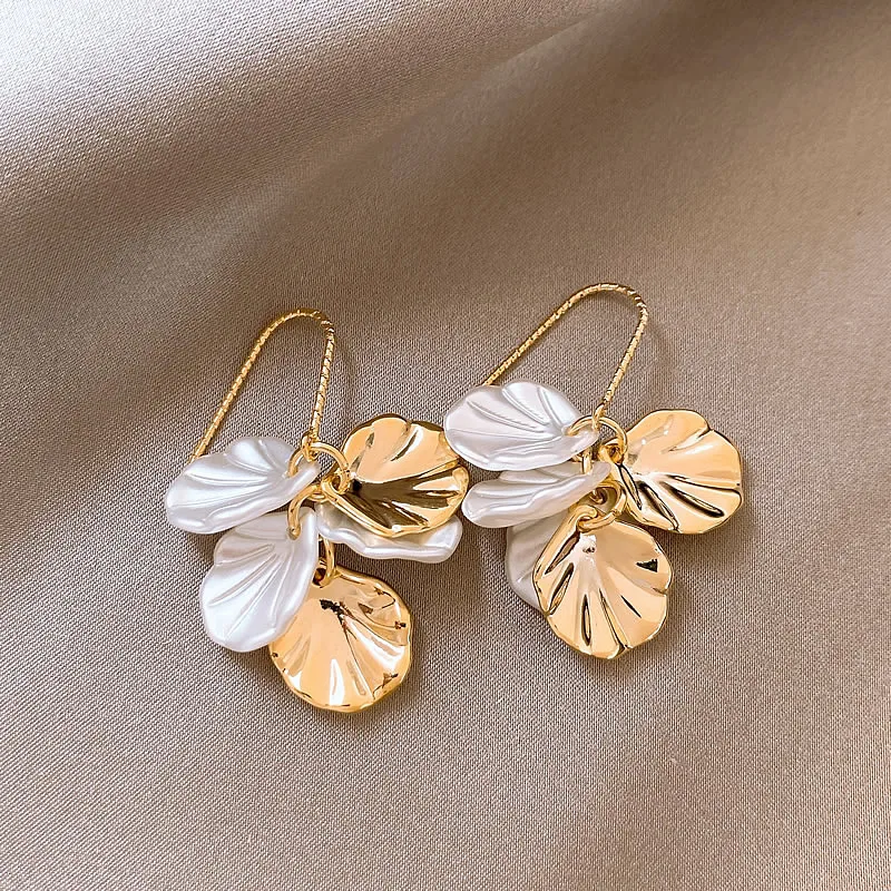白と金色の花びらでできた上品なイヤリング