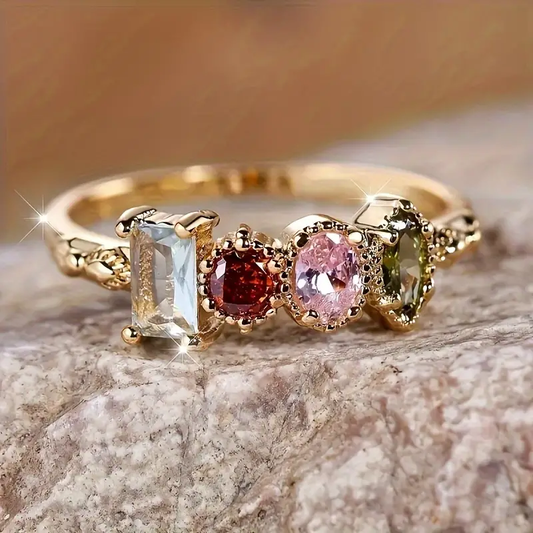 花とクリスタルをあしらった金色のリング